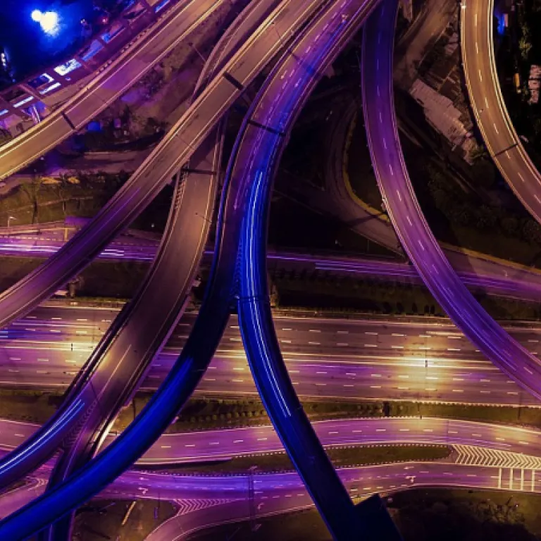 Moteur synchrone et asynchrone : comprendre leurs rôles dans la mobilité urbaine électrique